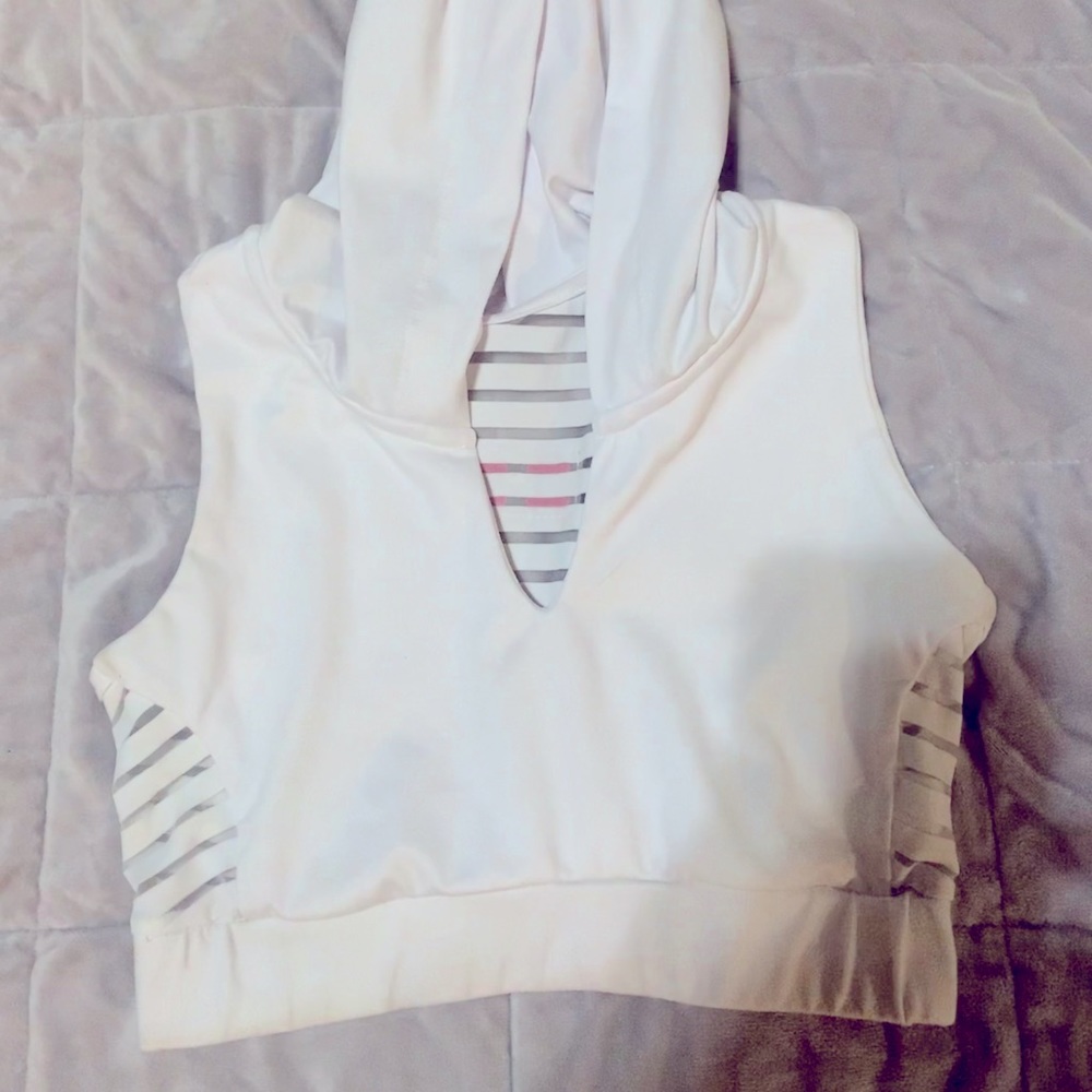 Cute❤️booty white crop hoodie/sports bra